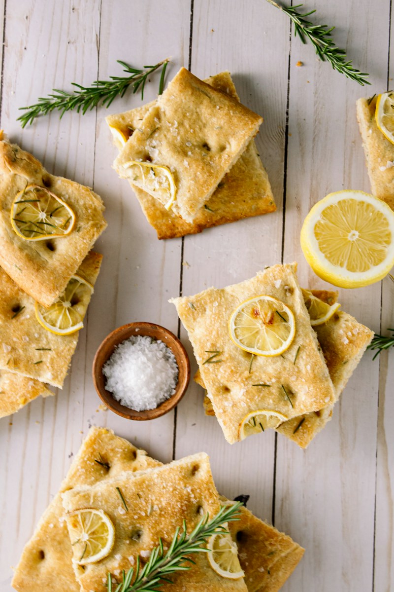Focaccia de limão e alecrim